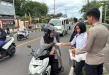 Polres Flores Timur Bagikan Takjil untuk Pengguna Jalan