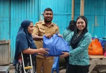 Warga Kota Uneng Terima Bantuan Sembako