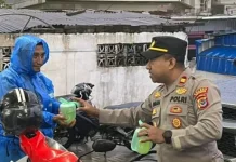 Peduli, Polres Ngada Bagikan Takjil Ramadhan di Kota Bajawa