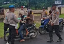 Polsek So'a Bagikan Paket Takjil Ramadan Bagi Warga