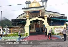 Peduli Sosial, Sat Binmas Polres Ngada Gelar Kerja Bakti di Masjid