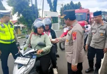 Berbagi Berkah Ramadan, Polres Flores Timur Bagikan Takjil
