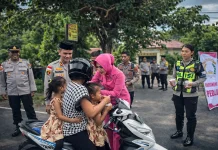 Polres Nagekeo dan Bhayangkari Bagikan Takjil Ramadhan