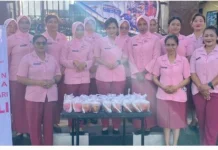 Bulan Ramadan, Polres Manggarai dan Bhayangkari Berbagi Takjil kepada Masyarakat