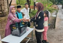 MTsN Ngada Bagikan 350 Paket Takjil kepada Masyarakat Riung