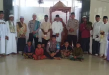 Polisi Jadi Khatib Salat Jumat di Pulau Ende