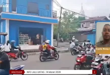Polisi Pantau Lalu Lintas Pagi di Kota Ende