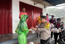 Kapolres Ende Terjang Hujan Bagikan 250 Takjil kepada Warga