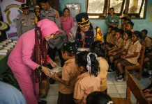 Puluhan Siswa Nagekeo Terima Bantuan Sosial Pendidikan