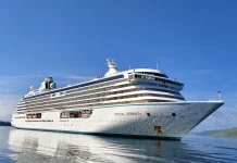 Kapal Pesiar Crystal Serenity Bawa Ratusan Wisatawan ke Taman Nasional Komodo