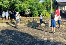 Polisi Jadi Inspektur Upacara, Edukasi Pelajar di Larantuka