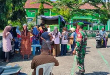Babinsa Koramil Reok Gelar Pasar Murah, Warga Reo Antusias Berbelanja