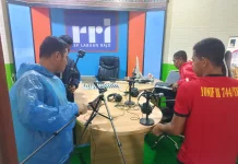 Anggota Kodim 1630 Mabar Bantu Evakuasi Peralatan Studio RRI Labuan Bajo