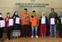 Kemenag Manggarai Serahkan Sertifikat Halal kepada Enam Pelaku UMKM