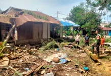 Pohon Tumbang Timpa Dua Rumah Warga di Ende
