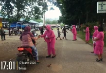 Polsek Riung Bersama Bhayangkari Berbagi Takjil di Bulan Ramadan