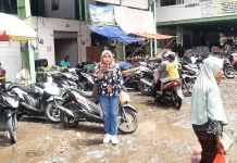 H- 2 Idulfitri , Lonjakan Pembeli Padati Pasar Mbongawani Ende