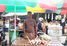 Di Balik Ramainya Pasar  Mbongawani, Kisah Pedagang Ayam Menyambut Lebaran