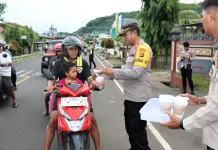 Polres Flores Timur Bagikan Takjil Ramadan untuk Pengguna Jalan