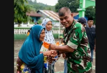 Kolaborasi TNI dan Pemuda Salurkan Bantuan Ramadan di Reok Manggarai