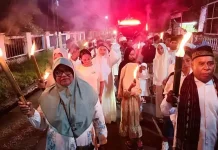 Pawai Obor Lintas Iman Semarakkan Takbiran Sikka