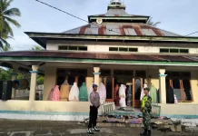 Babinsa dan Bhabinkamtibmas Jaga Sholat Id di Lembata, Ibadah Berjalan Lancar
