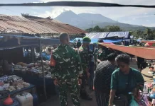 Babinsa Amankan Aktivitas Pasar Boru Saat Lonjakan Aktivitas Warga