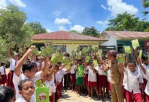 Ketua DPRD Mabar Datangi SDK Wae Medu, Salurkan Buku dan Serap Aspirasi Guru