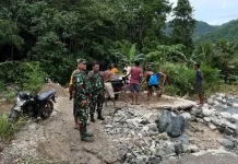 Dandim Sikka Tinjau Jalan Rusak di Paga