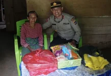 Polisi Sambangi Lansia di Pelosok Manggarai Barat, Salurkan Bantuan Sosial