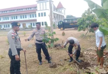 Polres Manggarai Barat Tanam 23 Pohon di Gereja St. Petrus Sernaru