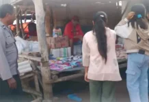 Bhabinkamtibmas Desa Ria Monitoring Harga Sembako di Pasar Riung Barat