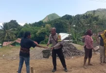 Gotong Royong Rabat Jalan Warnai Halaman Gereja Worhonio
