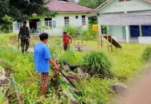Babinsa Lembata Ajak Warga Nubamado Gotong Royong dan Jaga Keamanan