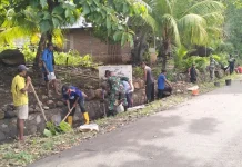 Babinsa Lembata Bersama Warga Idalolong Bersihkan Parit Cegah Banjir Musim Hujan
