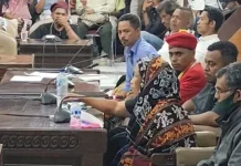 Massa Desak Polisi Usut Kematian Siswi Rubit Sikka