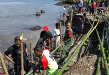 Gotong Royong TNI dan Warga Perbaiki  Akses Jalan Napungmali – Muda Jebak