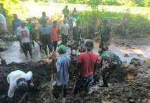 Koramil Reo Hadir Bersama Warga, Bantu Pembangunan Jembatan Kalipong