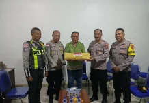 Polres Ende Bagikan Lilin Paskah, Perkuat Toleransi Umat