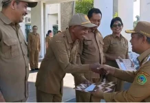 Wakil Bupati Manggarai Serahkan Santunan dan Penghargaan bagi ASN Purna Bakti