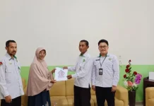 Kemenag Nagekeo bersama BPJPH Serahkan Sertifikat Halal kepada Pelaku Usaha