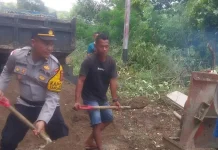 Gotong Royong, Polisi dan Warga Perbaiki Jalan Werang–Paku