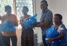 Kado Paskah untuk Warga Madawat Disambut Haru