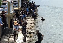 Warga dan Peziarah Bersih Pantai Tunggu Prosesi Laut