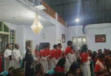 Hujan Deras Tak Surutkan Semangat Umat Ikuti Ibadat Jumat Agung di Mbaumuku