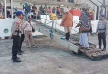 Personel Pos Terpadu Kawal Ratusan Penumpang KM Wilis di Pelabuhan Ippi