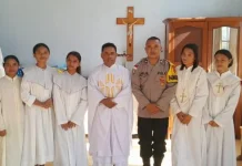 Bhabinkamtibmas Desa Buar Amankan Misa Paskah, Wujudkan Kamtibmas Kondusif