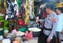 Personel Polres Flores Timur Patroli Pasar Inpres Larantuka Jaga Kamtibmas