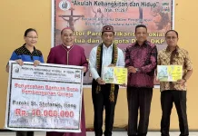 Paroki Katedral Ruteng Salurkan Bantuan Sembako dan Dana Pembangunan Gereja