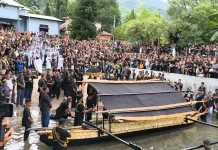 Hujan Mengiringi Prosesi Laut Salib Yesus di Semana Santa Larantuka